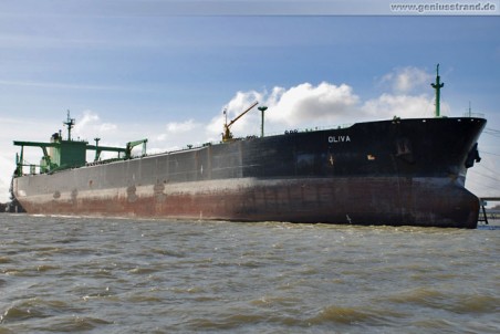 Tanker Oliva in Wilhelmshaven an der NWO-Löschbrücke