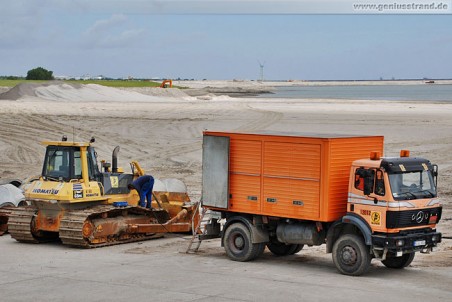 Planierraupe Komatsu D65PX mit Servicewagen