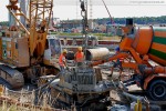 Die Arbeiter sind beim Betoniervorgang