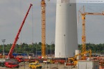 Der Autokran beim anheben von angelieferten Eisenstäben