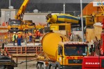 Arbeiter stehen auf dem Fundament vom Kesselhaus