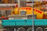 Reinigungsarbeiten am Betonmischer der Firma Max Bögl