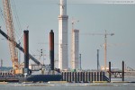 Rammponton Interocean & die Kraftwerksbaustelle im Hintergrund