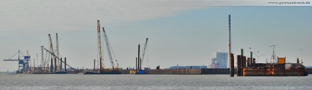 JadeWeserPort: Gesamtansicht der 1.725 Meter langen Stromkaje (Blick von der nördlichsten Ecke), rechts die Mibau-Barge