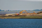 Im Hintergrund die Containerbrücken des Container-Terminal Bremerhaven