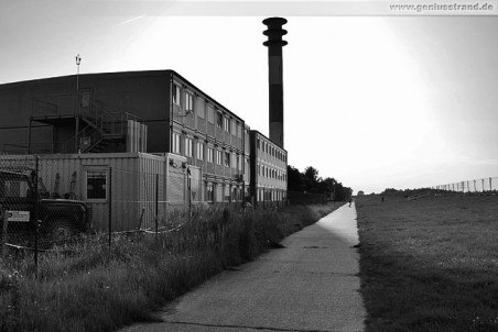 Leuchtturm Oberfeuer Voslapp und die Bürocontainer der ARGE JadeWeserPort