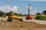 Die Behelfsstraße wird gerade von einer Walze verdichtet