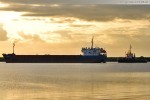 Frachtschiff Gorky und der Schlepper Bär vor der Seeschleuse in Wilhelmshaven