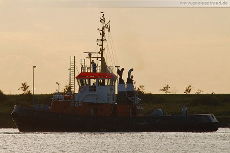 Schlepper Bär vor der Seeschleuse in Wilhelmshaven