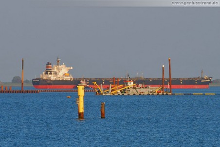 Der Bulkcarrier Ocean Commander beim Einlaufen, davor der Saugbagger M 30