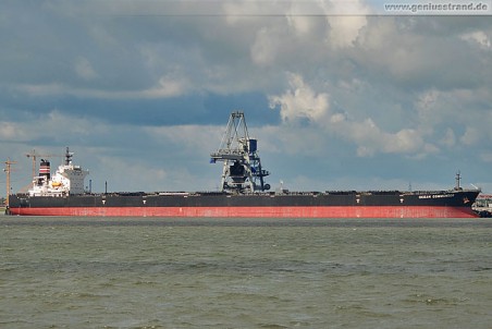 Frachtschiff Ocean Commander an der Niedersachsenbrücke