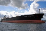 Der Supertanker Bunga Kasturi Tiga an der NWO-Löschbrücke in Wilhelmshaven