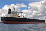 Der Supertanker Bunga Kasturi Tiga an der NWO-Löschbrücke in Wilhelmshaven