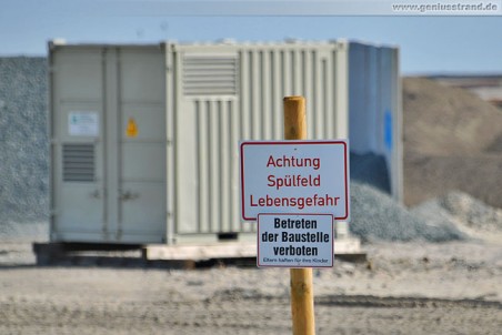 Warnschild auf der Baustelle JadeWeserPort: Achtung Spülfeld Lebensgefahr