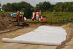 Gleisanbindung JadeWeserPort: Im Hintergrund das neue Deichschart