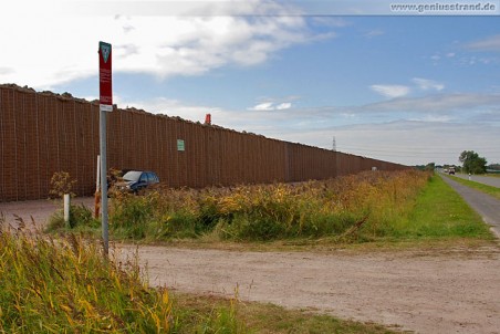 Die Lärmschutzwand direkt neben der Raffineriestraße