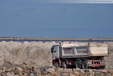 Ein Kippsattelzug auf der Baustelle JadeWeserPort