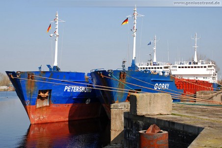 Die beiden Auflieger Petersburg & Gorky im Ausrüstungshafen in Wilhelmshaven