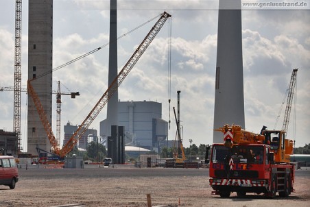 Liebherr Raupenkran LR 1600/2 daneben die riesigen grauen Stahlstützen