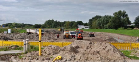 Baustelle Autobahnanbindung JadeWeserPort - Niedersachsendamm (links), Flutstraße (gelbe Absperrung)