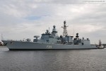 Fregatte Augsburg (F 213) beim Schleife fahren im Großen Hafen