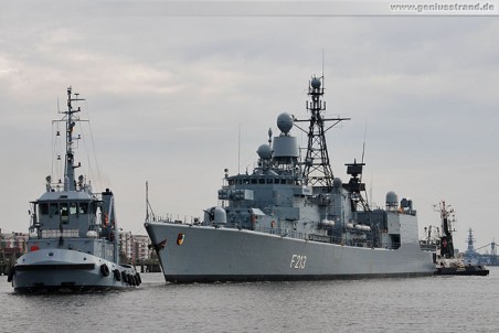 Fregatte Augsburg (F 213) beim Schleife fahren im Großen Hafen