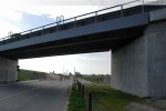 JadeWeserPort: Hinter der Eisenbahnbrücke (Blick in Richtung Leuchtturm)