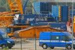 Raupenkran Liebherr LR 1750 wird auf der Kraftwerksbaustelle montiert