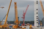 Raupenkran Liebherr LR 1750 wird auf der Kraftwerksbaustelle montiert
