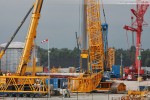 Raupenkran Liebherr LR 1750 wird auf der Kraftwerksbaustelle montiert