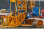 Raupenkran Liebherr LR 1750 wird auf der Kraftwerksbaustelle montiert
