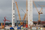 Kraftwerksbaustelle: Blick auf den Liebherr Raupenkran LR 1600/2