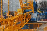 Raupenkran Liebherr LR 1750 wird auf der Kraftwerksbaustelle montiert