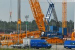 Raupenkran Liebherr LR 1750 wird auf der Kraftwerksbaustelle montiert