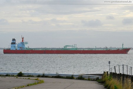 Tanker Urals Star beim Anlegen