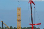 Kraftwerksbaustelle: Ein Liebherr Turmdrehkran wird aufgebaut