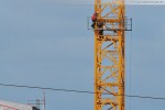Kraftwerksbaustelle: Ein Liebherr Turmdrehkran wird aufgebaut