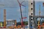 Kraftwerksbaustelle: Ein Liebherr Turmdrehkran wird aufgebaut