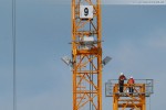 Kraftwerksbaustelle: Ein Liebherr Turmdrehkran wird aufgebaut
