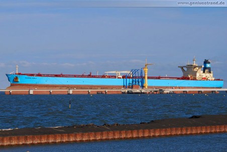 Supertanker Maersk Noble an der NWO-Pier in Wilhelmshaven