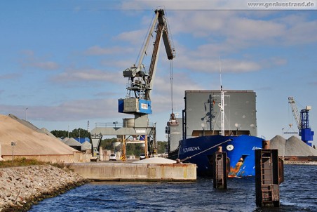 Das Frachtschiff Elisabeth K. löscht 3.500 t Salz am Lüneburgkai