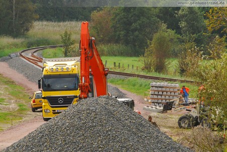 Die ersten Bahnschwellen werden entladen