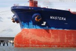 Das Zweiwegeschiff Mastera ist Tanker und Eisbrecher