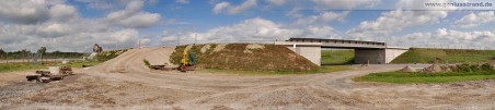 180° Panorama: Die Stahlstützen der Lärmschutzwand in Nähe der Eisenbahnbrücke sind gesetzt