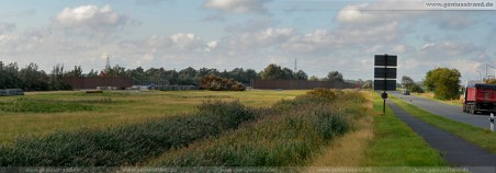 Blick in die Raffineriestraße und auf die Lärmschutzwand im Voslapper Groden-Süd