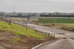 JadeWeserPort: Blick vom neuen Deichweg in Richtung Eisenbahnbrücke