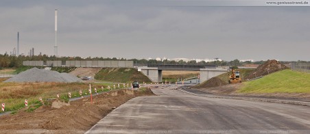 JadeWeserPort: Blick in Richtung Hooksiel, rechts der Neue Voslapper Seedeich