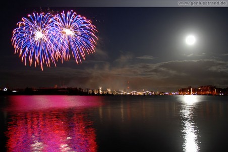 Abschlussfeuerwerk vom JadeWeserPort-Cup 2009 im Großen Hafen