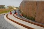 Gleisanbindung JadeWeserPort: Kurz nach dem Einbau der Gleisjoche