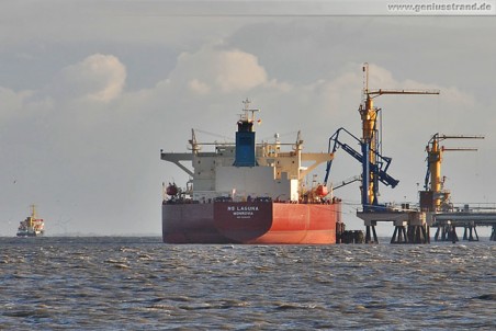 Der Tanker NS Laguna löscht 100.000 t Rohöl am Anleger 1